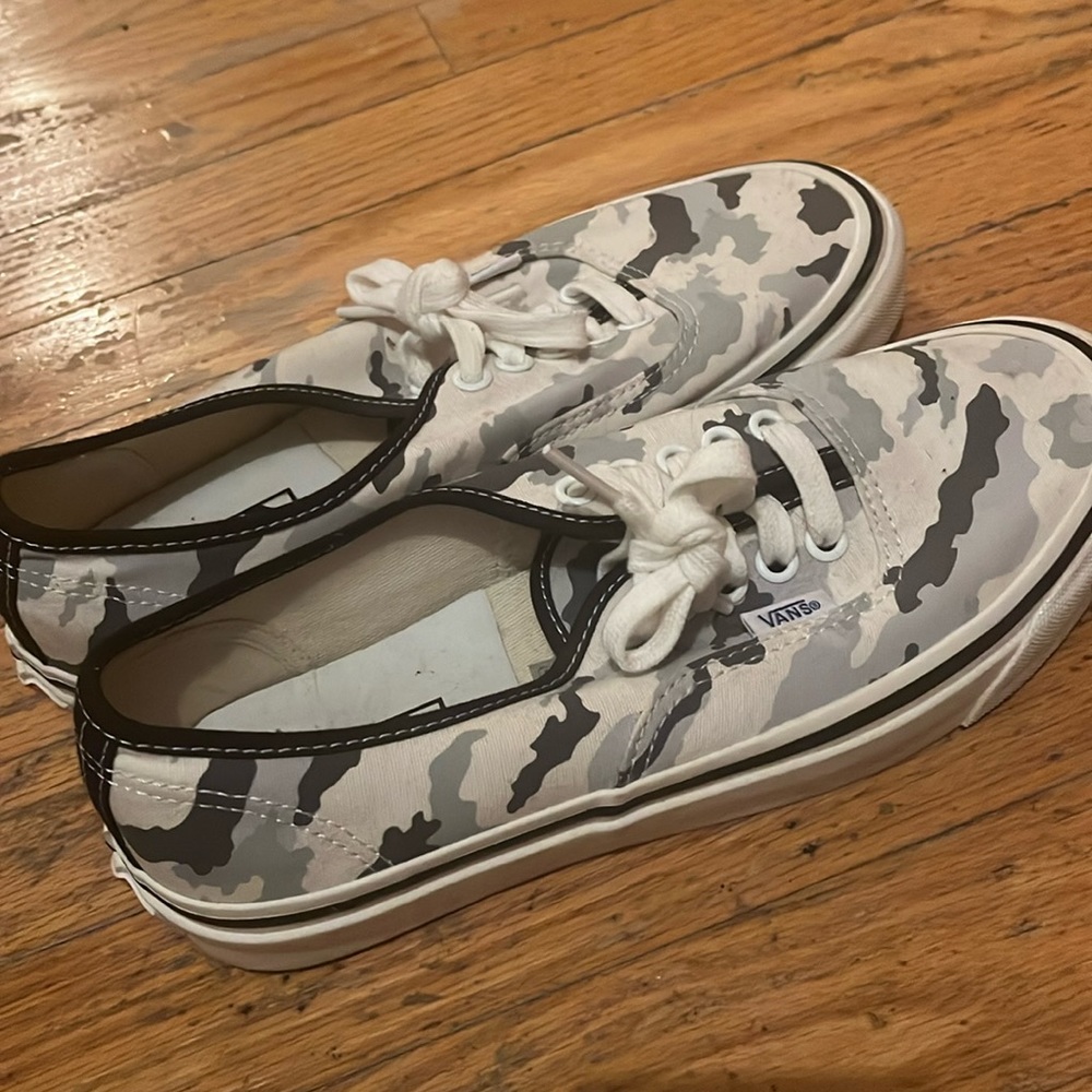 Vans . Womens. Size 8. Camouflage.